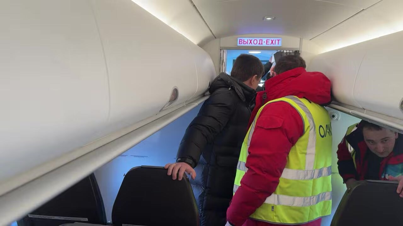 Вестибюль 1L, полки и табло ВЫХОД·EXIT