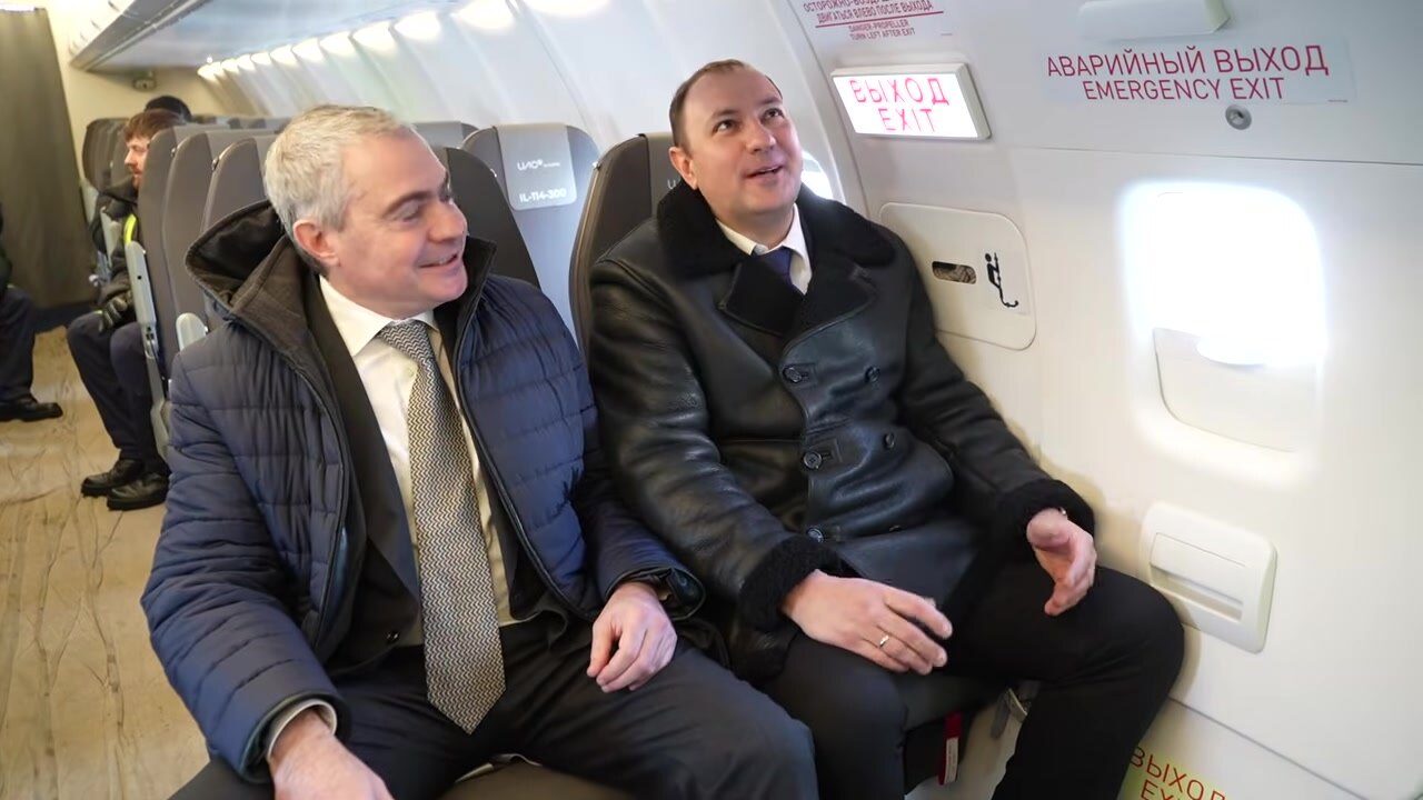 Ряд у надкрыльевого выхода типа III, таблички ВЫХОД / EXIT