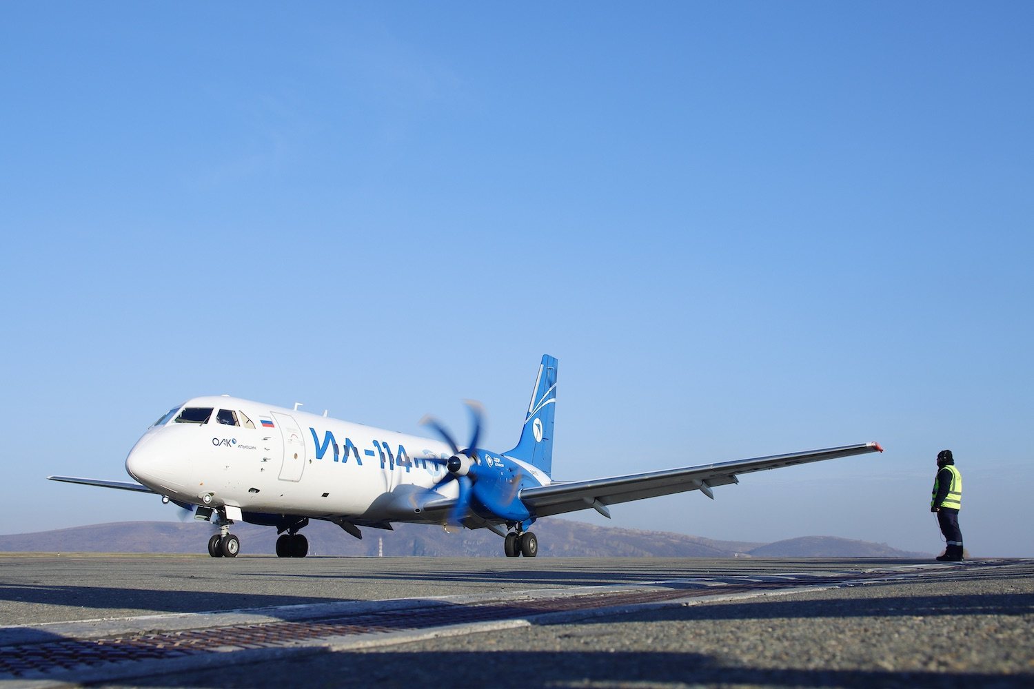 Ил-114-300 на перроне в горах, Алтай, сигнальщик
