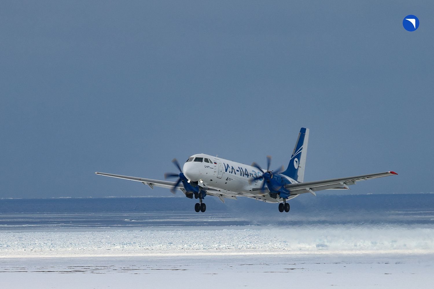 Ил-114-300 садится на арктическую полосу