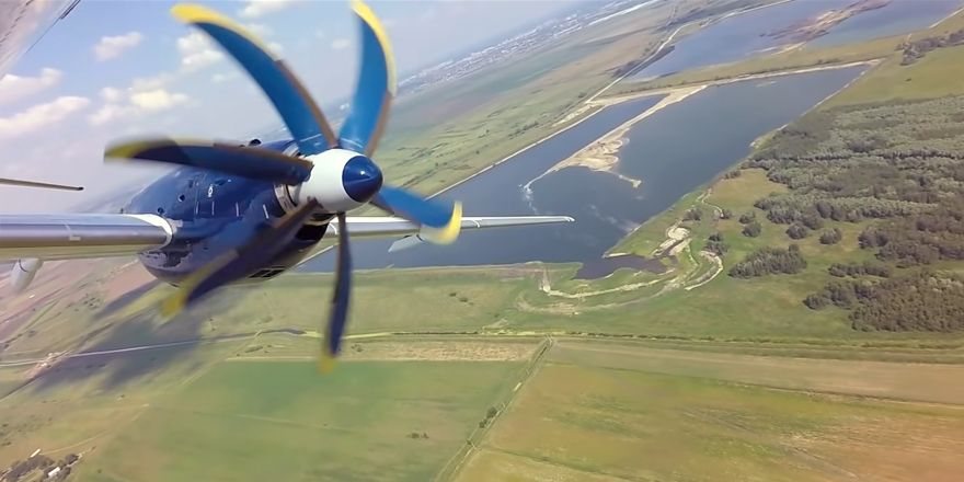 Винт АВ-112-114 в полёте, вид с крыла